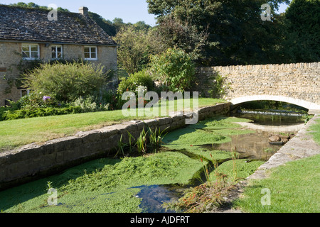 Glebe Feld Hütte neben einer alten Mühle Leat in den Cotswolds Stadt Northleach, Gloucestershire Stockfoto