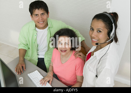 Familie am Computer, Portrait, erhöhte Ansicht Stockfoto
