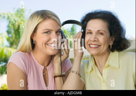 Mutter und Tochter teilen Kopfhörer Stockfoto