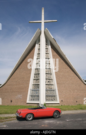 MGB Roadster Sportwagen in Rot mit der Haube unten, 1972, außerhalb einer modernen Kirche in Sheffield geparkt Stockfoto