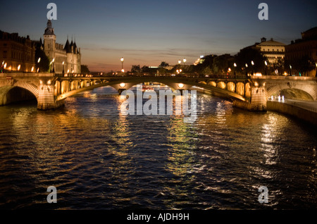 Pont au Change und die Conciergerie Gebäude links vom Seineufer nach Sonnenuntergang gesehen Stockfoto