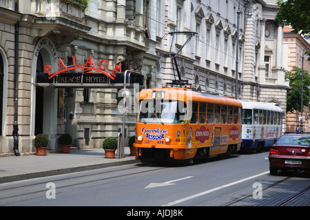 Elektrische Straßenbahnen Straße sind das häufigste Transportmittel in der Stadt Zagreb in Kroatien. Stockfoto