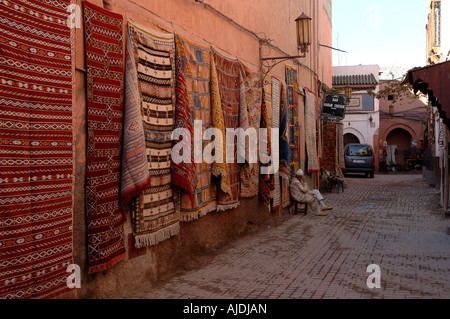 Berber Teppiche hängen draußen laden in den Souk - Medina Bereich - Marrakesch, Marokko Stockfoto