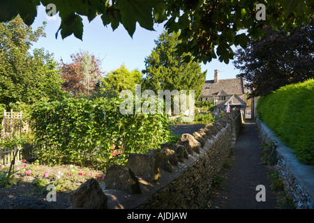 Ein Grundstück hinter einem mittelalterlichen Haus in East End in der Cotswold-Stadt Northleach, Gloucestershire UK Stockfoto