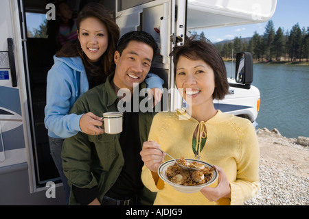 Eltern und Tochter im Teenageralter Essen Frühstück im RV am See Stockfoto