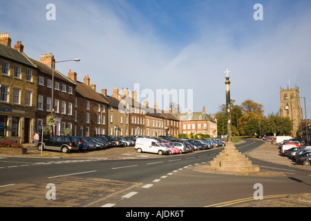 Ansicht der Hauptstraße in der Stadt mit 14. Jahrhundert Markt Cross Bedale Yorkshire England UK Stockfoto