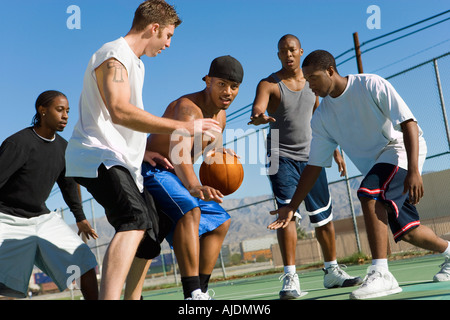 Junge Männer Basketball spielen Stockfoto