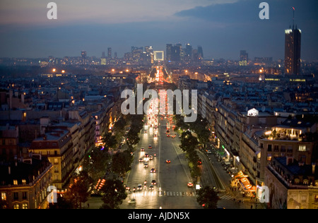 Avenue De La Grande Armee führt zu der Arche De La Defense, wie in der Abenddämmerung von der Spitze des Arc de Triomphe zu sehen Stockfoto