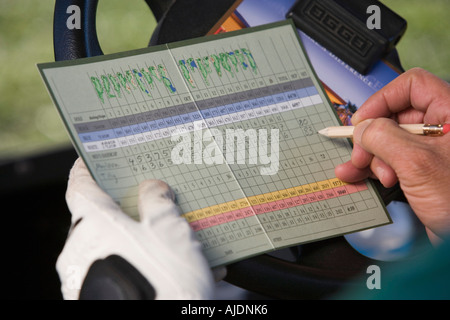 Mann, die Markierung Kerbe auf Scorecard, die Hände in Nahaufnahme Stockfoto