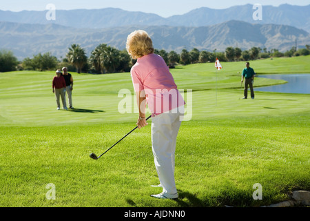 Gruppe senior Golfer am Golfplatz Stockfoto