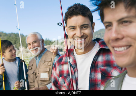 Männliche Mitglieder der drei-Generationen-Familie auf Angeltour, konzentrieren sich auf Mitte erwachsenen Mannes (Hochformat) Stockfoto