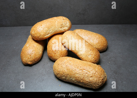 frische Brötchen auf grauen Fliesen Stockfoto