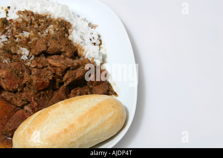 Schuss von einem Teller Eintopf mit Brot und Reis auf weiß Stockfoto