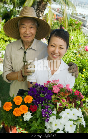 Ältere Mann und Tochter Gartenarbeit, (Hochformat) Stockfoto