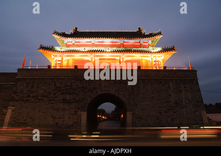 Beleuchtete Stadttor und Watch Tower Unesco World Heritage Site Qufu Stadt der Provinz Shandong China Stockfoto