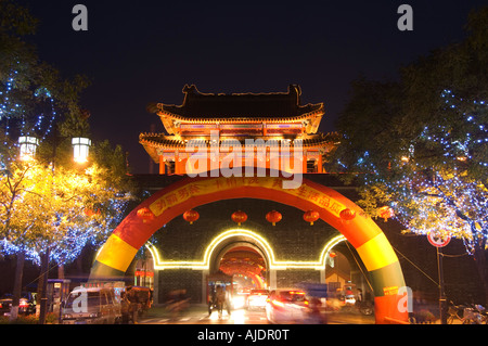 Beleuchtete Stadttor und Watch Tower Unesco World Heritage Site Qufu Stadt der Provinz Shandong China Stockfoto