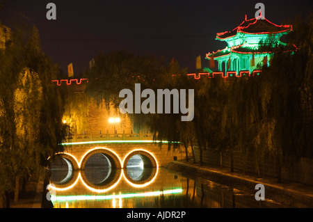 Beleuchtete Brücke und Watch Tower Unesco World Heritage Site Qufu Stadt der Provinz Shandong China Stockfoto