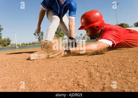 Läufer und Infielder erreichen Basis Stockfoto