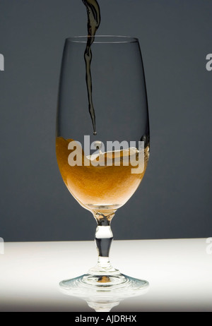 Bier in ein Glas gegossen wird Stockfoto