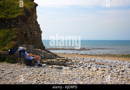 Urlauber auf Glamorgan Heritage Coast Sonnenbaden, Llantwit Major, Glamorgan, Wales, UK Stockfoto