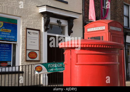 Rote Säule Kasten draußen Hauptpost in Bedale Dorfzentrum North Yorkshire Stockfoto