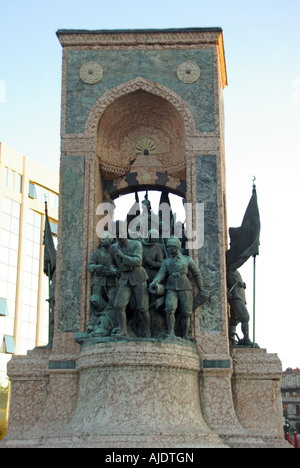 Istanbul Taksim-Platz der Republik Denkmal oder Cumhuriyet Anıtı erinnert an die Gründung der türkischen Republik Stockfoto