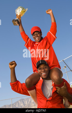 Coach und Softball Spieler feiern Stockfoto