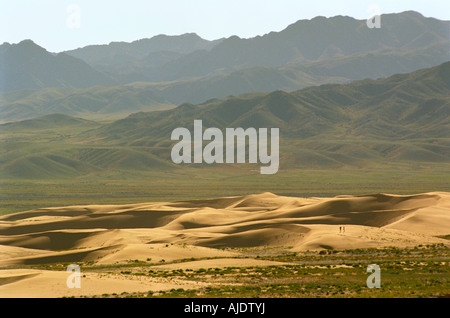 Zwei Touristen auf Sanddüne. Khongoryn Els. Zoolongyn Nuruu Bereich South Gobi Wüste. Mongolei Stockfoto