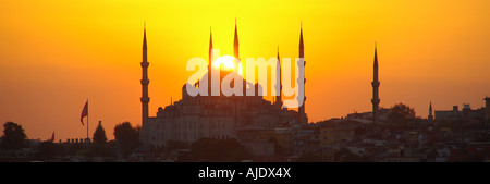 Istanbul-Sonnenuntergang über der Sultan-Ahmet-Moschee oder blaue Moschee Stockfoto
