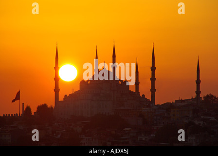 Istanbul-Sonnenuntergang über der Sultan-Ahmet-Moschee oder blaue Moschee Stockfoto