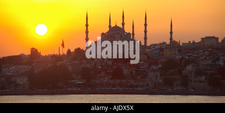 Volle Sonne und Sonnenuntergang über der Sultan-Ahmet-Moschee oder der Blauen Moschee mit sechs Minaretten Blick vom abfahrenden Schiff, das vor dem Bosporus Istanbul Türkei segelt Stockfoto
