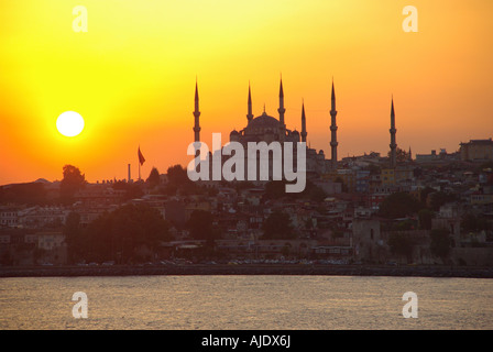 Volle Sonne und Sonnenuntergang über der Sultan-Ahmet-Moschee oder der Blauen Moschee mit sechs Minaretten Blick vom abfahrenden Schiff, das vor dem Bosporus Istanbul Türkei segelt Stockfoto