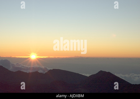 Sonnenaufgang auf dem Gipfel des Haleakala Vulkan Nationalparks, Maui, Hawaii, Vereinigte Staaten von Amerika Stockfoto