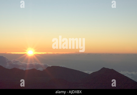 Sonnenaufgang auf dem Gipfel des Haleakala Vulkan Nationalparks, Maui, Hawaii, Vereinigte Staaten von Amerika Stockfoto