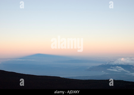 Sonnenaufgang und Berg Schatten mit Blick auf West Maui und Lanai gesehen vom Gipfel des Haleakala Vulkan Nationalpark Maui Hawaii Stockfoto