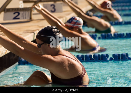 Weibliche Badegäste festhalten Startblock, Rücken schwimmen wird vorbereitet Stockfoto