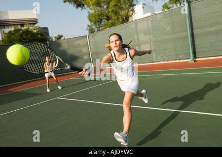 Tennis Spieler erreichen, um am Tennisplatz Tennis Ball Stockfoto