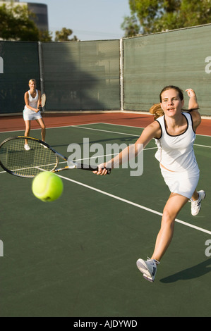 Tennis Spieler erreichen, um am Tennisplatz Tennis Ball Stockfoto