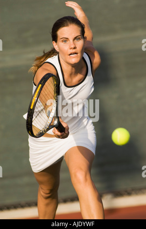 Tennis Spieler erreichen, um am Tennisplatz Tennis Ball Stockfoto