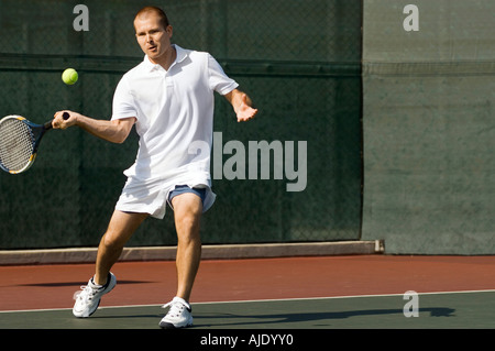 Tennis Spieler schwingende Tennisschläger in Vorhand Bewegung auf Tennisplatz Stockfoto