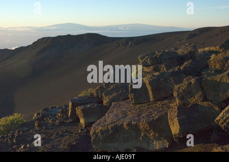 Sunrise (Sonnenaufgang) auf dem Gipfel des Haleakala Vulkan Nationalparks, Maui, Hawaii, mit Big Island in der Ferne Stockfoto