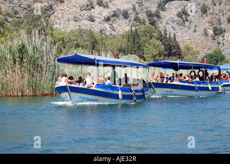 Boote mit Touristen am Dalyan Fluss in der Türkei Stockfoto