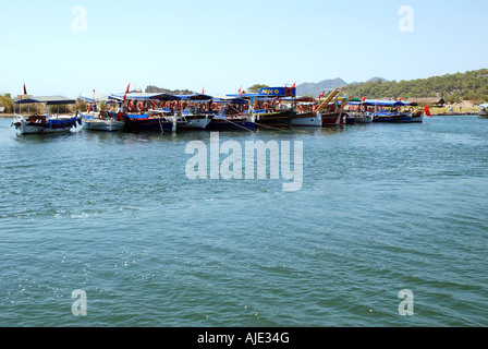 Boote mit Touristen vor Anker am Dalyan Fluss, in der Nähe wo Dalyan Fluss an Ägäis am Iztuzu Strand (Schildkröte geht) Stockfoto