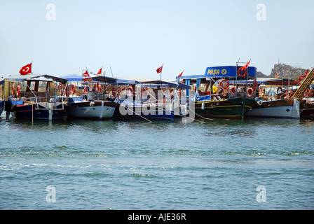 Boote mit Touristen vor Anker am Dalyan Fluss, in der Nähe wo Dalyan Fluss an Ägäis am Iztuzu Strand (Schildkröte geht) Stockfoto