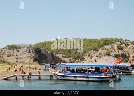 Boote mit Touristen vor Anker am Dalyan Fluss, in der Nähe wo Dalyan Fluss an Ägäis am Iztuzu Strand (Schildkröte geht) Stockfoto