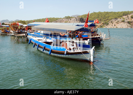 Boote mit Touristen vor Anker am Dalyan Fluss, in der Nähe wo Dalyan Fluss an Ägäis am Iztuzu Strand (Schildkröte geht) Stockfoto