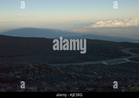 Sunrise (Sonnenaufgang) und Blick auf West Maui und Lanai gesehen vom Gipfel des Haleakala, Haleakala Vulkan-Nationalpark, Maui Hawaii Stockfoto