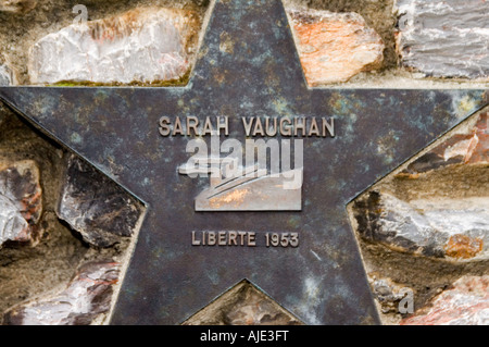 Messingstar, zum Gedenken an Sarah Vaughan, Sarah Lois Vaughan, amerikanische Jazzsängerin, Spitznamen: „Sassy“, „The Divine One“, Grammy Awards, NEA Jazz. Stockfoto