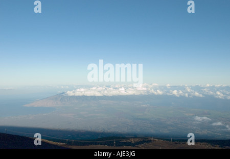 Sunrise (Sonnenaufgang) und Blick auf West Maui und Lanai gesehen vom Gipfel des Haleakala, Haleakala Vulkan-Nationalpark, Maui Hawaii Stockfoto