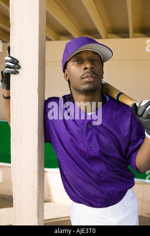 Baseballspieler mit Fledermaus im Einbaum, (Hochformat) Stockfoto